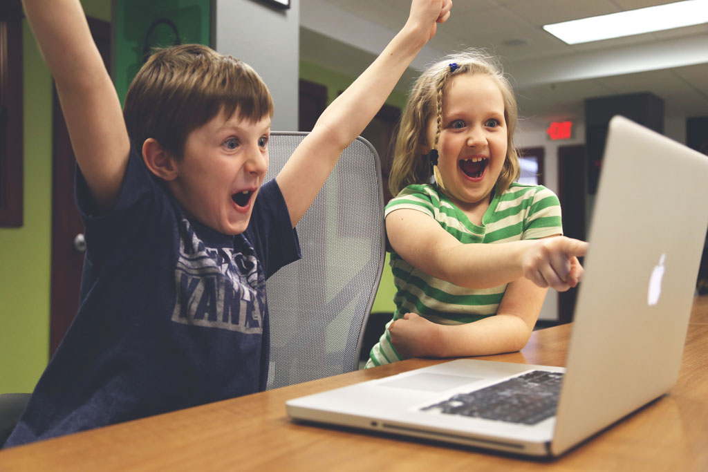 Kinder vor Laptop