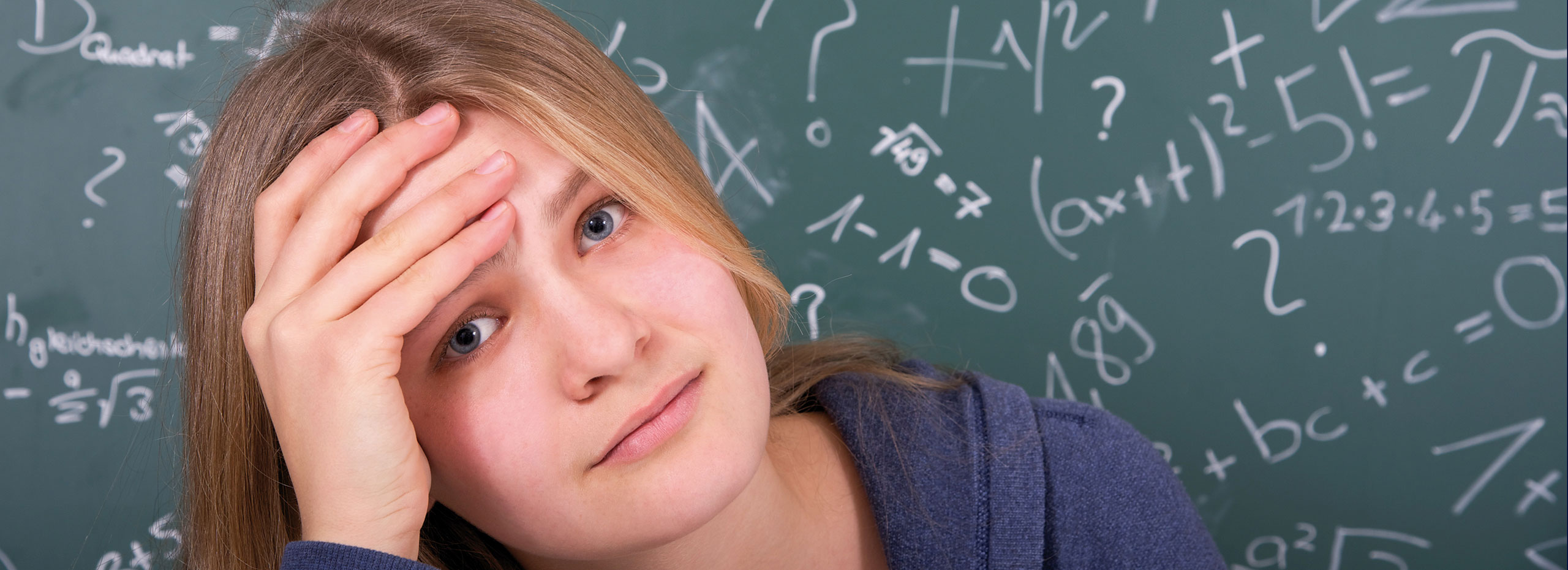 Junge Frau mit Mathe im Hintergrund